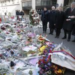 New York city mayor Bill de Blasio, third right, Patrick Pelloux, second right, a Charlie Hebdo staff member, and Paris mayor Anne Hidalgo, right, stand after laying a wreath of flowers at the site of the Charlie Hebdo newspaper attack<br/>